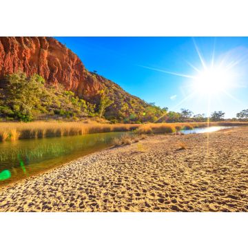 Lais Puzzle - Glen Helen Gorge mit Sonnenstrahlen und Wasserloch im zentralaustralischen Outback. West MacDonnell Ranges National Park Felsformation im Northern Territory entlang des Red Center Way - 100, 200, 500 & 1.000 Teile