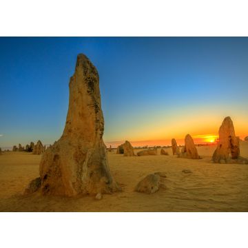 Lais Puzzle - Riesige Kalksteinformation in der Abenddämmerung. Die Pinnacles Wüste im Nambung National Park, bietet bei Sonnenuntergang die Show mit den schönsten Farben. Die Pinnacles sind eine wichtige Touristenattraktion in Westaustralien - 100...