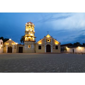 Lais Puzzle - Der Beginn der blauen Stunde an der Santa Barbara Kirche in Mompox, Kolumbien. - 100, 200, 500 & 1.000 Teile