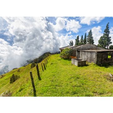 Lais Puzzle - Ein Zaun verschwindet in der Ferne mit Wolken im Hintergrund und einem verlassenen Zementhaus auf einer Bergkuppe zwischen Quindio und Tolima, Kolumbien - 100, 200, 500 & 1.000 Teile