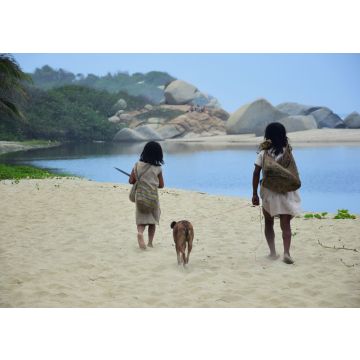 Lais Puzzle - Kinder eines indigenen Stammes beim Spaziergang mit einem Hund am Strand, Tayrona, Kolumbien - 100, 200, 500 & 1.000 Teile