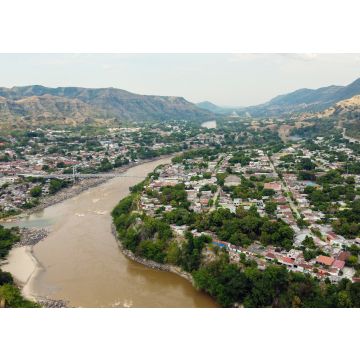 Lais Puzzle - Hängebrücke, die über einen von viel Vegetation umgebenen Fluss führt, in Honda, Tolima / Kolumbien - 100, 200, 500 & 1.000 Teile
