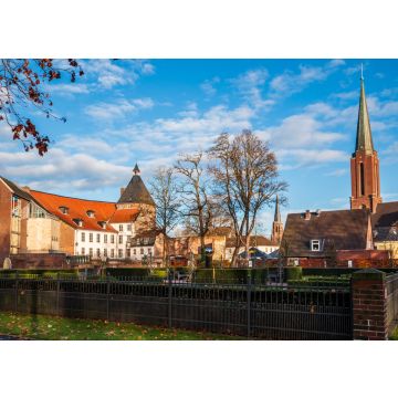 Lais Puzzle - Moerser Grafenschloß mit Kirchturm der benachbarten Kirche St. Josef - 100, 200, 500 & 1.000 Teile