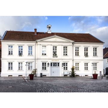 Lais Puzzle - Deutschland, Prignitz, Pritzwalk: Panorama Frontansicht des Rathauses im Stadtzentrum der deutschen Kleinstadt mit Haupteingang, öffentlichem Platz und blauem Himmel - Konzept Verwaltung. - 100, 200, 500 & 1.000 Teile