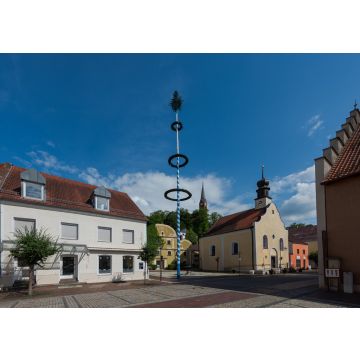 Lais Puzzle - Bad Abbach, Marktplatz, Kirche und Maibaum mit blauem Himmel - 100, 200, 500 & 1.000 Teile