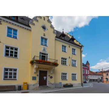 Lais Puzzle - Rathaus in Wörth an der Donau in Bayern bei Regensburg im Sommer bei blauem Himmel - 100, 200, 500 & 1.000 Teile