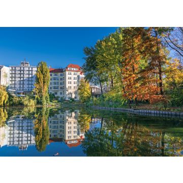 Lais Puzzle - Park am Ufer des Lietzen-Sees mit sich im Wasser spiegelnden Gebäuden in Berlin, Deutschland - 100, 200, 500 & 1.000 Teile
