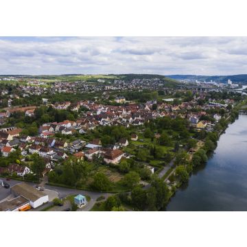 Lais Puzzle - Blick aus der Vogelperspektive auf die Stadt Margetshöchheim und Veitshöchheim in Deutschland an einem sonnigen Tag im Frühling. - 100, 200, 500 & 1.000 Teile