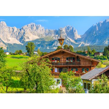 Lais Puzzle - Typische Holz-Alpenhaus gegen Alpen Berge Hintergrund auf grüne Wiese in Going am Wilden Kaiser Dorf auf sonnigen Sommertag, Tirol, Österreich - 100, 200, 500 & 1.000 Teile