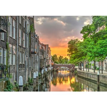 Lais Puzzle - Feuriger Sonnenuntergang reflektiert in einem Kanal gesäumt von Häusern im mittelalterlichen Stadtzentrum von Dordrecht, Niederlande - 100, 200, 500 & 1.000 Teile