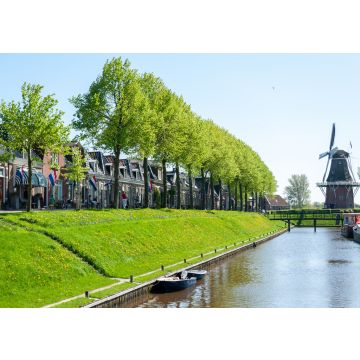 Lais Puzzle - Eine klassische holländische Windmühle in der Stadt Dokkum, Friesland, in den nördlichen Teilen der Niederlande, an einem sonnigen Frühlingsnachmittag - 100, 200, 500 & 1.000 Teile