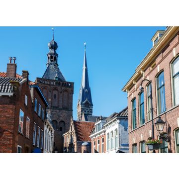 Lais Puzzle - Das Zentrum von Culemborg mit den Häusern am Varkensmarkt (Schweinemarkt), dem Turm des Binnenpoort (Stadttor) und dem Turm der St. Barbara Kirche an einem sonnigen Nachmittag. Gelderland, Die Niederlande - 100, 200, 500 & 1.000 Teile