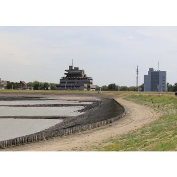 Lais Puzzle - Das architektonische Rathaus von Terneuzen in Zeeland, Niederlande und davor ein Boulevard, Pier und das Westerschelde Meer im Frühling - 100, 200, 500 & 1.000 Teile