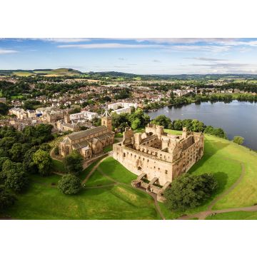 Lais Puzzle - Die Skyline von Linlithgow mit den Ruinen des Linlithgow Palace und der St. Michael's Kirche aus der Luft. Linlithgow, West Lothian, Schottland - 100, 200, 500 & 1.000 Teile