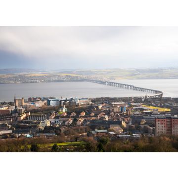 Lais Puzzle - Blick auf das Stadtzentrum von Dundee und die Eisenbahnbrücke über den Firth of Tay bei starken Regenfällen im Winter - 100, 200, 500 & 1.000 Teile