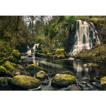 Lais Puzzle - Langzeitbelichtungsaufnahme der Linn Jaw Wasserfälle, in der Nähe von Livingston, Schottland, mit moosbewachsenen Felsen im Vordergrund und rund um die Wasserfälle und weißen Schaumstreifen im Wasser. West Lothian. UK - 100, 200, 500 & 1...