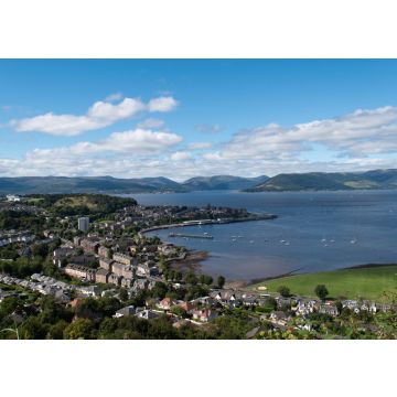 Lais Puzzle - Landschaftliche Ansicht der Stadt und des Hafens von Gourock in Inverclyde in Schottland. Blauer Himmel, sonniger Tag in der Umgebung von Greenock - 100, 200, 500 & 1.000 Teile