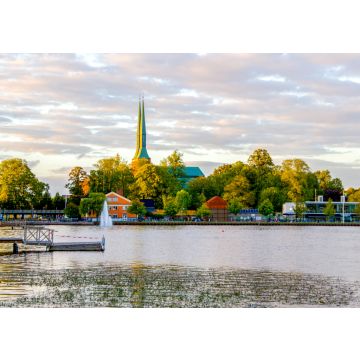 Lais Puzzle - Ein malerischer und leerer Holzsteg am schwedischen See Trummen in Vaxjo, in der Region Smaland, Schweden an einem sonnigen Tag mit einigen Wolken am Himmel. Vaxjo ist bekannt als die grünste Stadt in Europa - 100, 200, 500 & 1.000 Teile