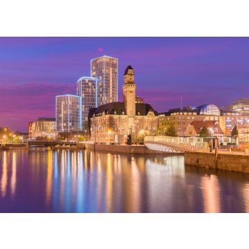 Lais Puzzle - Abendliches Stadtbild von Malmö, Schweden. Moderne und alte historische Gebäude spiegeln sich im Wasser. Malerischer Sonnenuntergang in einer Stadt - 100, 200, 500 & 1.000 Teile