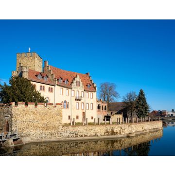 Lais Puzzle - Die historische Wasserburg in Flechtingen von einem Wanderweg aus gesehen - 40, 100, 200, 500 & 1.000 Teile