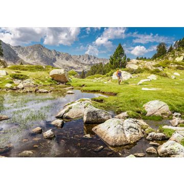 Lais Puzzle - Beeindruckende Aussicht auf die Pyrenäenlandschaft in Andorra, mit Wanderin - 100, 200, 500 & 1.000 Teile