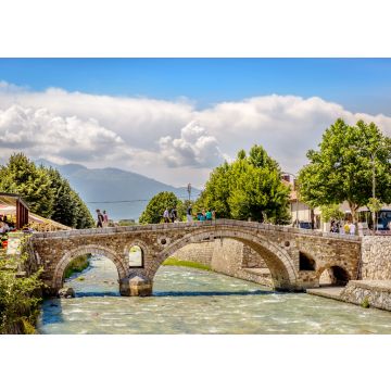 Lais Puzzle - Prizren, Kosovo - Touristen und Einheimische überqueren eine Steinbrücke, ein berühmter Ort in der Altstadt von Prizren im Kosovo - 100, 200, 500 & 1.000 Teile
