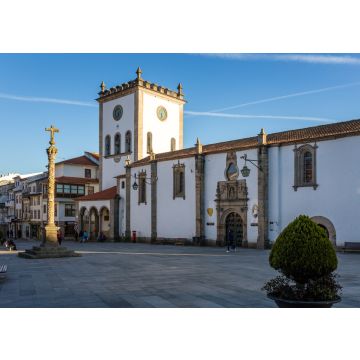 Lais Puzzle - Die Alte Kathedrale des Heiligen Namens Jesu (Antiga Catedral do Santo Nome de Jesus) "Sé Velha" in Braganca, Portugal, vor blauem Himmel. - 100, 200, 500 & 1.000 Teile