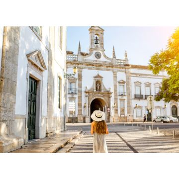Lais Puzzle - Junge Frau mit Hut vor einer Kirche, Faro, Portugal - 100, 200, 500 & 1.000 Teile