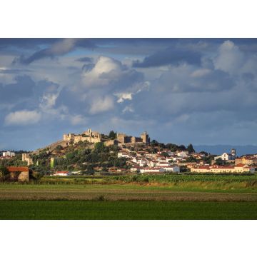 Lais Puzzle - Von der Sonne beleuchtete Burg und Häuser von Montemor-o-Velho, von den Reisfeldern aus gesehen, mit einem Himmel voller Wolken. Montemor-o-Velho in Portugal - 100, 200, 500 & 1.000 Teile