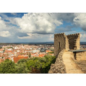 Lais Puzzle - Schlossturm von Castelo Branco, Portugal, mit der Stadt im Hintergrund und einem Himmel mit großen Wolken - 100, 200, 500 & 1.000 Teile