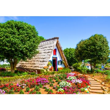 Lais Puzzle - Erstaunliche traditionelle Häuser in Santana, Madeira, Portugal. Die dreieckigen Holzhäuser sind ein Teil des portugiesischen Erbes. Vorgarten mit schönen bunten Blumen - 100, 200, 500 & 1.000 Teile