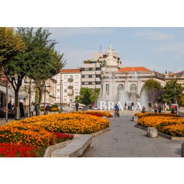 Lais Puzzle - Braga, Portugal: Blick auf die Straße Liberdade pedestran und die Praca de la Republica mit dem BRAGA-Schild in Braga, Portugal - 100, 200, 500 & 1.000 Teile