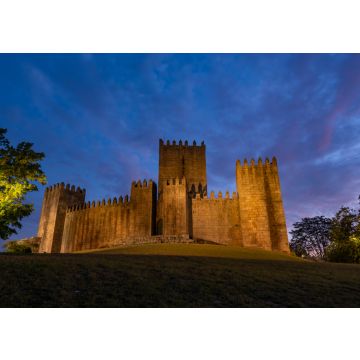 Lais Puzzle - Die Burg von Guimaraes bei Sonnenuntergang, in Portugal - 100, 200, 500 & 1.000 Teile
