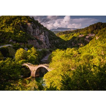 Lais Puzzle - Plakidas-Brücke mit dem Dorf Kipi im Hintergrund. Gewölbte Steinbrücke von Kalogeriko über den Fluss Voidomatis. Zentrale Zagoria, Epirus, Griechenland - 100, 200, 500 & 1.000 Teile