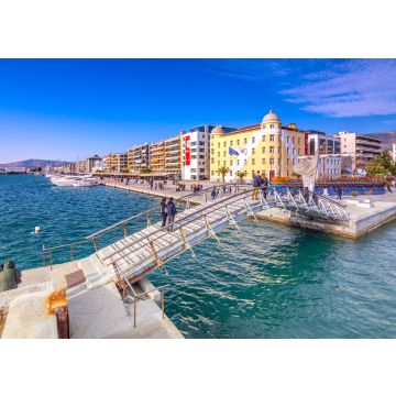 Lais Puzzle - Universitätsgebäude an der Strandpromenade von Volos mit einer Kopie der antiken Trireme von Jason, Griechenland - 100, 200, 500 & 1.000 Teile