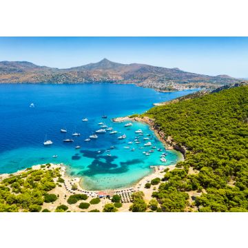 Lais Puzzle - Der beliebte Strand auf der kleinen Insel Moni gegenüber von Perdika bei Ägina mit türkisem Meer und zahlreichen Segelbooten, Griechenland - 100, 200, 500 & 1.000 Teile