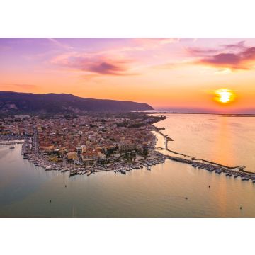 Lais Puzzle - Lefkas (Lefkada) Stadt, tolle Aussicht auf den kleinen Hafen für die Fischerboote mit der schönen Holzbrücke und der Promenade, Ionische Insel, Griechenland - 100, 200, 500 & 1.000 Teile