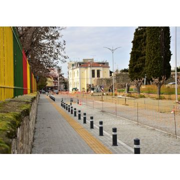Lais Puzzle - bunte Eisen neben den Ruinen der byzantinischen Mauer in Komotini, Griechenland - 100, 200, 500 & 1.000 Teile