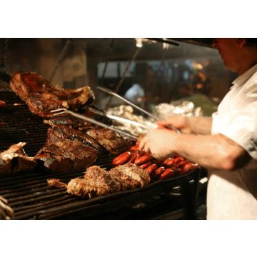 Lais Puzzle - Argentinischer Chefkoch beim Kochen von Fleisch im Restaurant - 100, 200, 500, 1.000 & 2.000 Teile