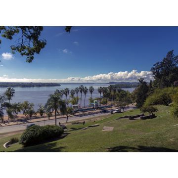 Lais Puzzle - Blick von oben auf den Park in Parana, Entre Rios, Argentinien. Der Fluss Parana in der Szene mit blauem Himmel und weißen Wolken und Bäumen - 100, 200, 500, 1.000 & 2.000 Teile