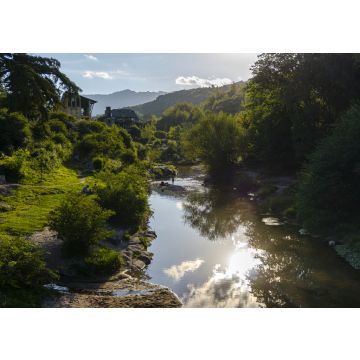 Lais Puzzle - Blick auf den Sonnenuntergang in den Bergen, der das Sonnenlicht auf dem Fluss während der Sommersaison in La Cumbrecita, Cordoba, Argentinien reflektiert - 100, 200, 500, 1.000 & 2.000 Teile