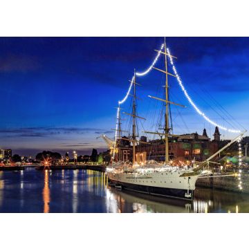 Lais Puzzle - Altes Segelboot im Hafen, mit Lichtern der Stadt und Wasserreflexionen, in der Dämmerung. Puerto Madero, Buenos Aires, Argentinien - 100, 200, 500, 1.000 & 2.000 Teile