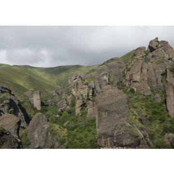 Lais Puzzle - Jurassische Landschaft. Panoramablick auf die Berge, den grünen Wald und die Felsformationen Los Terrones in Cordoba, Argentinien - 100, 200, 500, 1.000 & 2.000 Teile