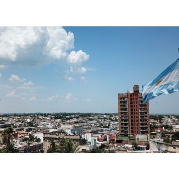 Lais Puzzle - Die argentinische Flagge weht im Wind vor einem blauen Himmel, Victoria City, Entre Rios, Argentinien - 100, 200, 500, 1.000 & 2.000 Teile