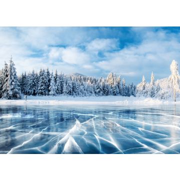 Lais Puzzle - Blaues Eis und Risse auf der Oberfläche des Eises. Gefrorener See unter einem blauen Himmel im Winter. Die Hügel der Kiefern. Der Winter. Karpaten, Ukraine, Europa - 100, 200, 500 & 1.000 Teile