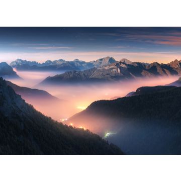 Lais Puzzle - Berge im Nebel bei schöner Herbstnacht in den Dolomiten, Italien. Landschaft mit alpinem Bergtal, niedrigen Wolken, Wald, buntem Himmel mit Sternen, Stadtbeleuchtung in der Abenddämmerung. Luftaufnahme. Passo Giau - 100, 200, 500 & 1.000...