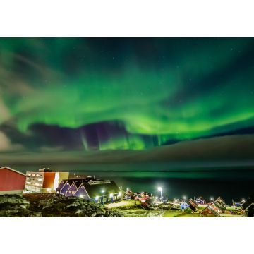 Lais Puzzle - Grünes, helles, von den Wolken verdecktes Nordlicht über dem Inuit-Dorf am Fjord, Stadt Nuuk, Grönland - 100, 200, 500 & 1.000 Teile