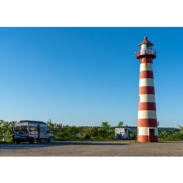 Lais Puzzle - graues Wohnmobil neben einem rot-weißen Leuchtturm an der dänischen Küste unter wolkenlosem blauem Himmel geparkt - 100, 200, 500 & 1.000 Teile