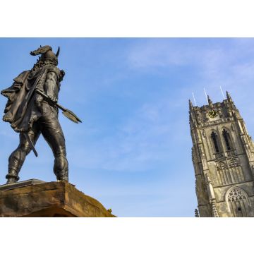 Lais Puzzle - Rückansicht der Ambiorix-Statue in Tongeren, der ältesten Stadt Belgiens, mit dem Turm der Basilika Unserer Lieben Frau in Tongeren im Hintergrund - 100, 200, 500 & 1.000 Teile
