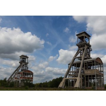 Lais Puzzle - Ein dramatischer Himmel mit einem ehemaligen Aufzugsschacht für die Kohleminen in Maasmechelen, Belgien, der heute zu einem kostenlosen öffentlichen Park umgestaltet wurde. - 100, 200, 500 & 1.000 Teile
